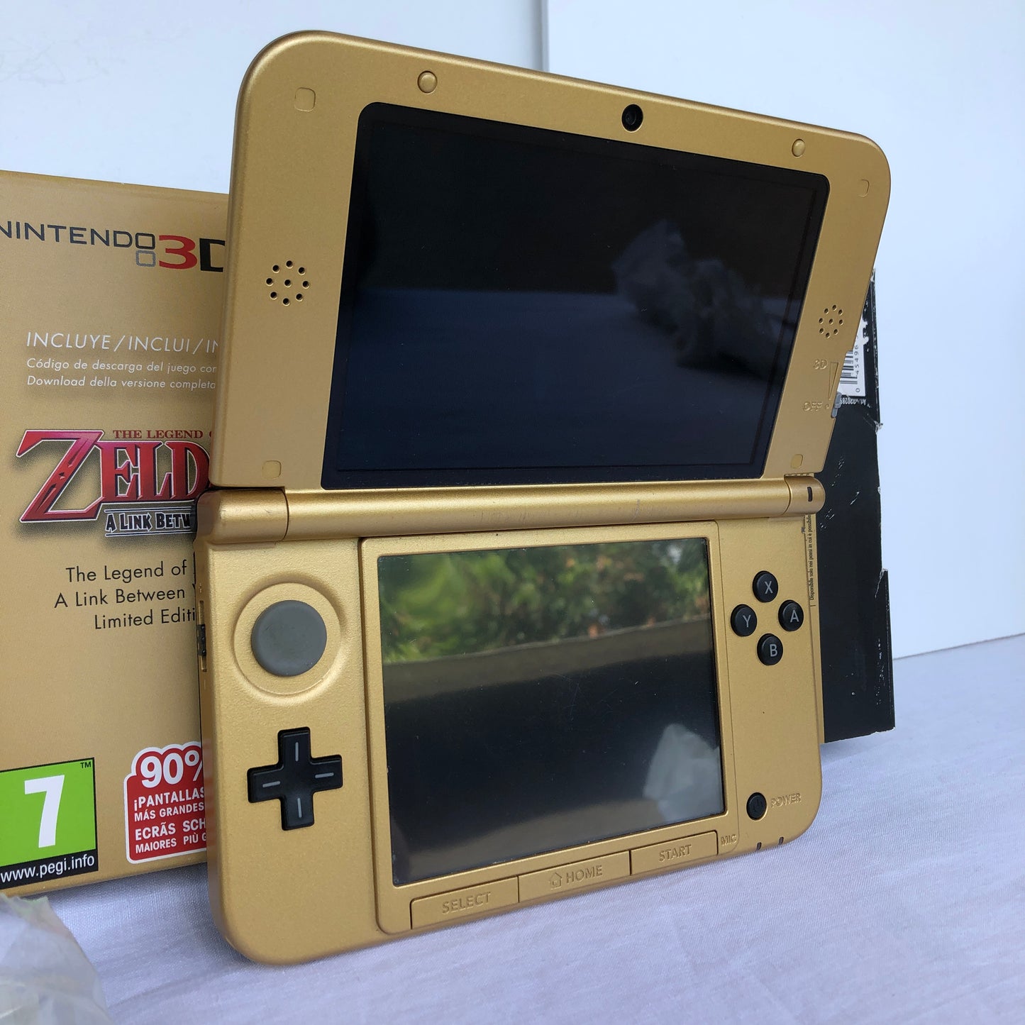 Nintendo 3DS XL Limited Edition Zelda and Link Between Worlds