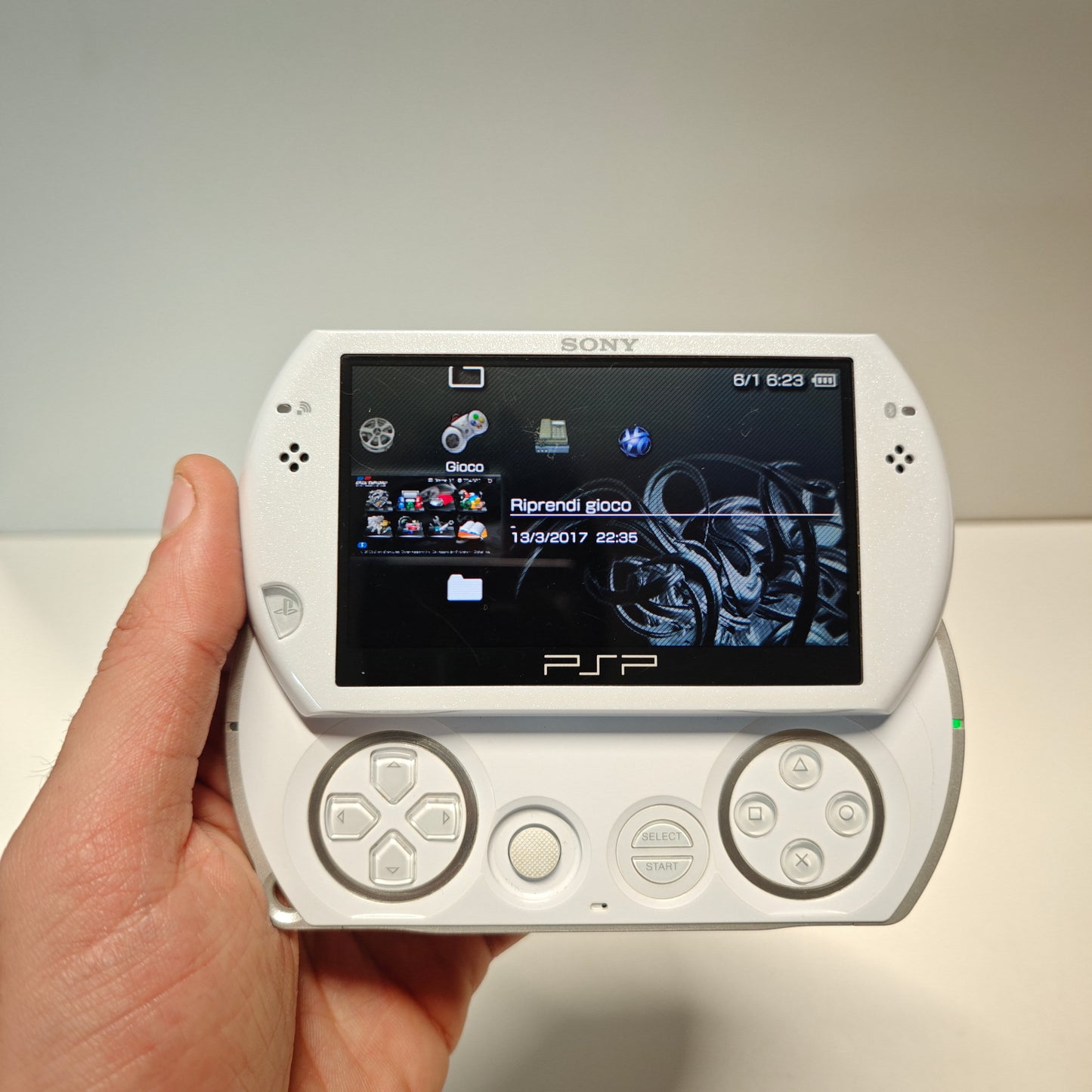 PlayStation Portable PSP Go White